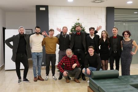 Skupinska slika v avli s